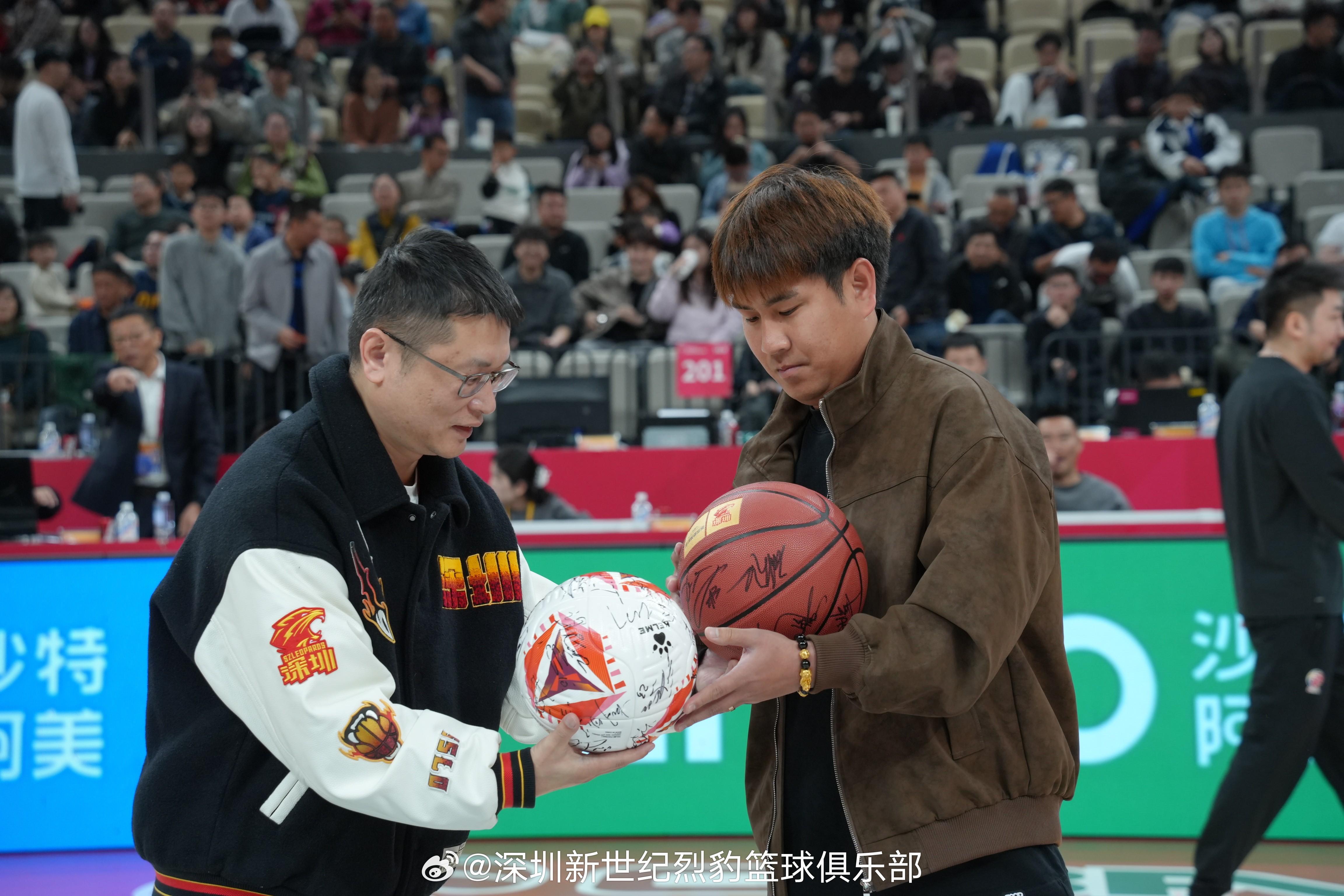 app下载-深圳青年人全队现场观战深圳烈豹，双方还进行了礼物互换